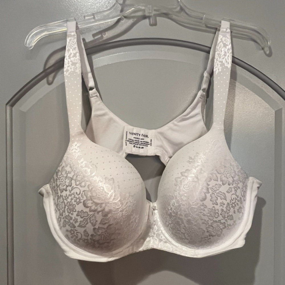 Vanity fair white lace lightly lined bra. GUC!